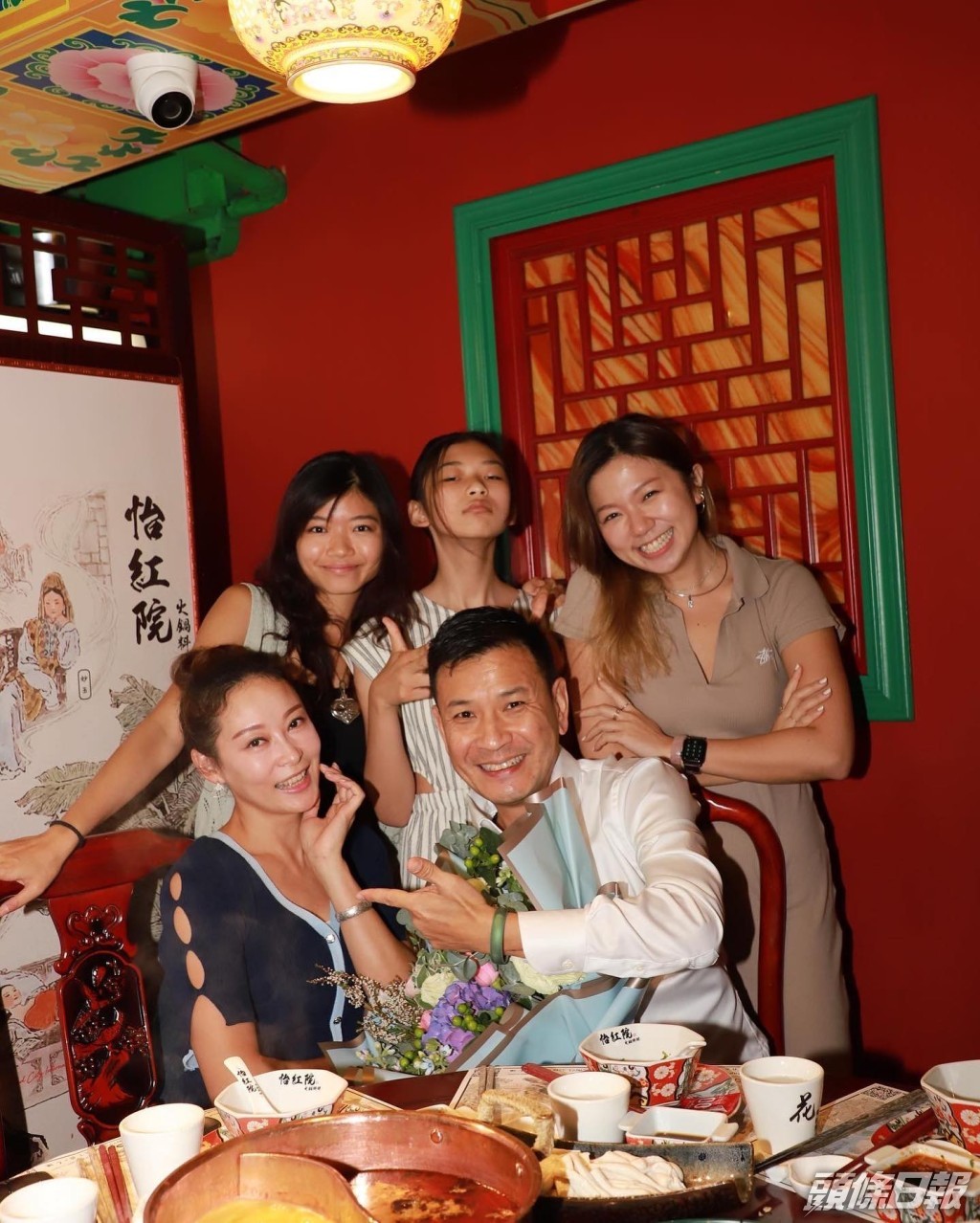 楊卓娜與「燈箱大王」男友楊志翹育有一女，與兩個繼女也相處融洽，更被封為「最強繼母」。